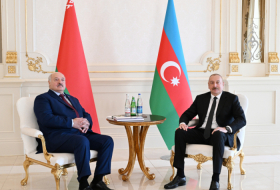   Los presidentes de Azerbaiyán y Bielorrusia se reúnen en privado   