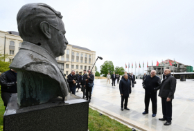  Los Presidentes de Azerbaiyán y Bielorrusia visitaron los monumentos fusilados de Natavan, Bulbul y Uzeyir Hajibeyli durante la ocupación en Shusha 