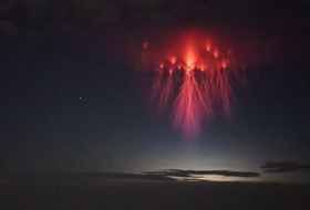 FOTO: Una rara 'medusa roja' en el cielo producida por una tormenta eléctrica