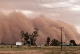  Captan cómo una gran tormenta de polvo 'se traga' una ciudad australiana 