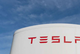 Tesla reporta ganancias récord en medio de un entorno macroeconómico 