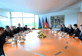  Ilham Aliyev se reunió con el Canciller alemán en un formato ampliado 