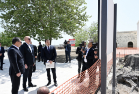   Los Presidentes de Azerbaiyán y Kirguistán examinan las obras de construcción en curso en el Palacio de Panahali Khan y el complejo Imarat en Aghdam  