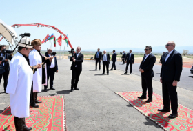   Los Presidentes de Azerbaiyán y Kirguistán participan en la ceremonia de colocación de la piedra de la escuela secundaria en la aldea Khidirli del distrito de Aghdam  