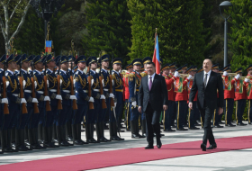  Se celebra la ceremonia oficial de bienvenida al Presidente de la República del Kirguistán 