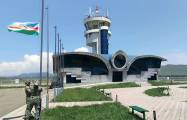  La bandera de Azerbaiyán se iza en el aeropuerto de Joyalí 