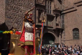 Miles de personas participan en Perú en el festival inca del sol Inti Raym