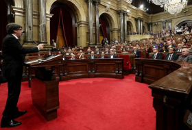 Puigdemont propone que el Parlamento suspenda la declaración de independencia