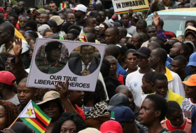 Estudiantes de Zimbabue salen a la calle para exigir la dimisión del presidente