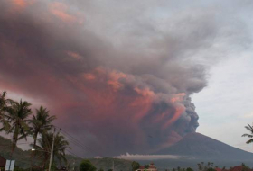 La lava del volcán hawaiano Kilauea se aproxima a una planta geotérmica con sustancias inflamables y tóxicas