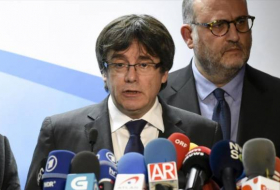 Puigdemont: Rajoy rectifica y me reúno contigo pero no en España