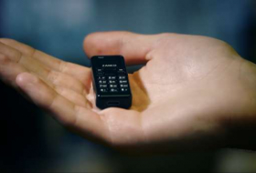 Presentan el teléfono móvil más pequeño del mundo (vídeo)