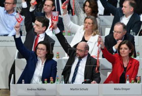 El SPD da un visto bueno por escaso margen a negociar otra alianza con Merkel