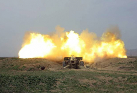 Las unidades de cohetes y artillería de Azerbaiyán llevan a cabo simulacros de fuego vivo - VIDEO