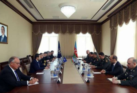 Ministro de Defensa de Azerbaiyán se reúne con el general de la OTAN