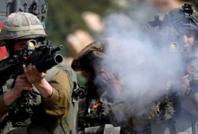 VIDEO: Un francotirador israelí dispara a un palestino inmóvil en Gaza y sus compañeros celebran