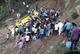 Mueren 20 niños tras caer un autobús escolar por un barranco en el norte de la India