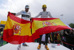 Fernando Alonso y Carlos Sainz presumen de la bandera de España en Montmeló