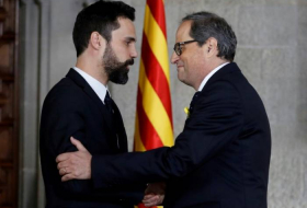 El nuevo líder catalán evita prometer la Constitución al asumir el cargo