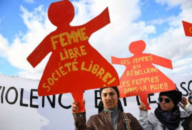 La Asamblea francesa aprueba multar con hasta 750 euros a los hombres que silben a mujeres en la calle