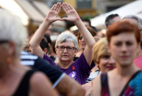 Miles se manifiestan en España contra la liberación de 