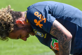 Neymar rompe a llorar al enfrentarse a una réplica de la casa de su niñez