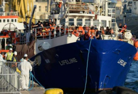 El barco humanitario 'Lifeline' pone fin a su odisea al llegar a Malta