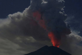 Ceniza volcánica obliga a cerrar aeropuerto internacional en Indonesia
