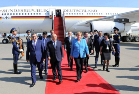 Merkel se encuentra en Bakú-Fotos