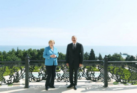 A Merkel le dieron la bienvenida en Bakú-FOTOS