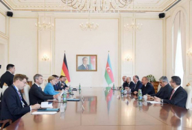 İlham Aliyev ofrece un almuerzo a Angela Merkel