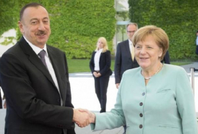 Realizada la ceremonia oficial de bienvenida de Merkel en Bakú