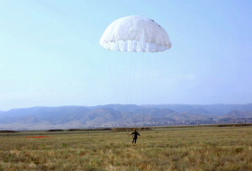 Realizados los ejercicios sobre la preparación del paracaidismo-Video