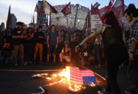   Argentinos queman bandera de EEUU por su injerencia en Venezuela  