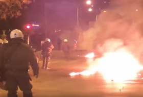     VIDEO:   Enmascarados lanzan cócteles molotov a la Policía cerca del consulado turco en Grecia  