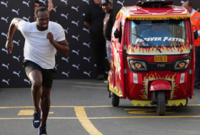 Usain Bolt gana una carrera a un mototaxi sin despeinarse