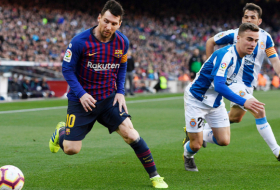  Un joven futbolista del Espanyol sufre el acoso de sus propios hinchas tras intercambiar su camiseta con Messi 