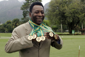   La estrella mundial de fútbol Pelé asegura que se recupera de una infección en París  