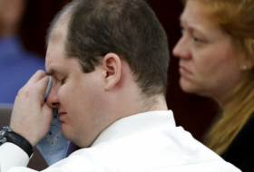 Un padre que asesinó a sus cinco hijos se presenta ante el jurado y se echa a llorar al ver sus fotografías