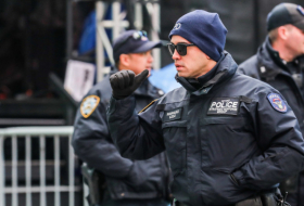   VIDEO  : Captan a policías de Nueva York observando una pelea sin intervenir