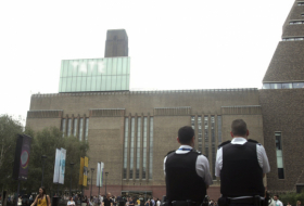 Un adolescente arroja al vacío a un niño de 6 años desde el 10.º piso del museo Tate Modern de Londres