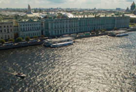 Al menos un muerto y centenares de evacuados por incendio en un barco en San Petersburgo