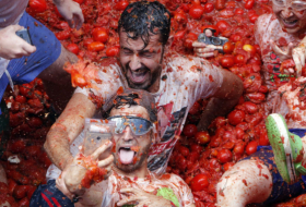   La Tomatina arranca en España con 150 toneladas de tomates  