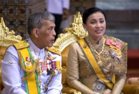 El rey de Tailandia proclama a una concubina por primera vez en casi un siglo y lo hace frente a su mujer