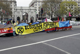 Activistas en diversas partes del mundo protestan contra el cambio climático