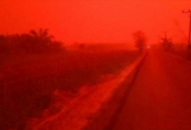 El peligroso fenómeno que enrojece el cielo de Indonesia