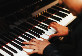 Médicos italianos extirpan un tumor cerebral a un músico mientras tocaba el piano