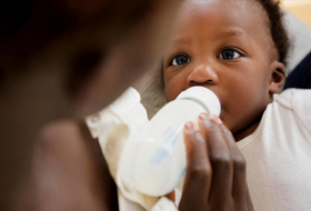 Denuncian a Europa por exportar leche en polvo falsa a África