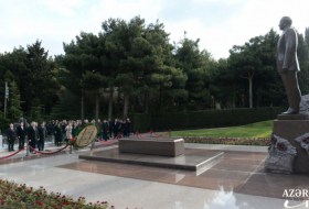   Delegación rusa visita la tumba del líder nacional Heydar Aliyev    