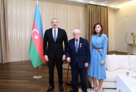  El Presidente Ilham Aliyev entregó al artista del pueblo Alibaba Mammadov la orden 